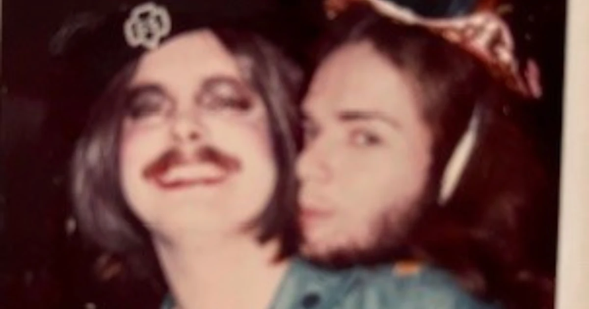 Popcorn against an emerald glow—laughing at the show’s spectacle while side-eyeing its missing context.